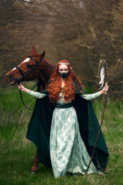 Foto cosplay niña elfo en el bosque