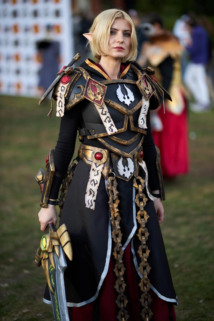Foto cosplayer comic con 2021 ucrânia garota em armadura élfica com uma espada