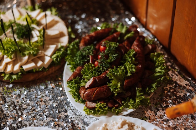 Foto cossack table banquet hall meat treats for guests homemade cutouts pork tenderloin delicious meat cuts meat plate delicious compositions from smoked mint cottage cheese