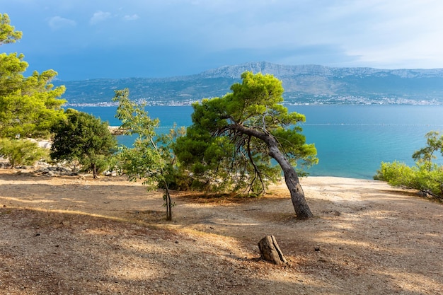 Costa adriática dividida en Croacia espectacular paisaje marino del cielo