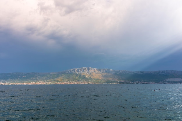 Costa adriática dividida en Croacia espectacular paisaje marino del cielo