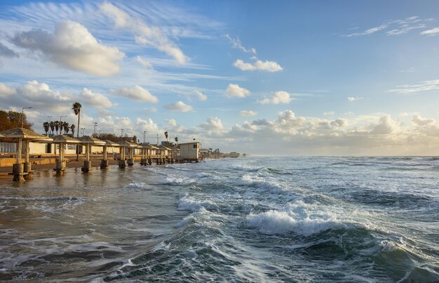 Foto costa al atardecer con hermosas nubes en haifa