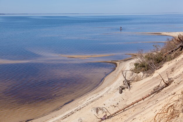 Costa de arena y bancos de arena en el agua.