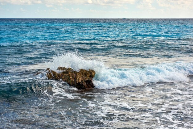 La costa de arena blanca y rocas