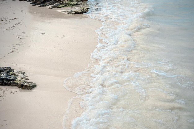 La costa de arena blanca y rocas