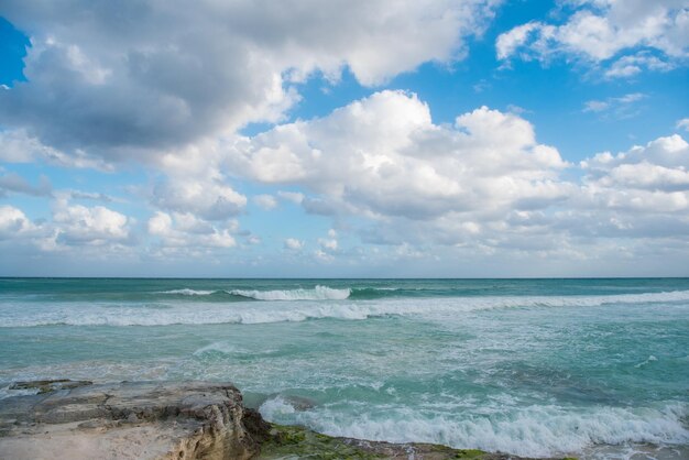 La costa de arena blanca y rocas