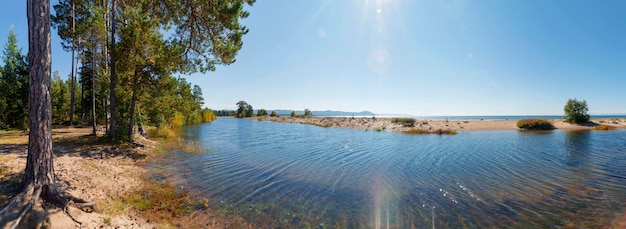 Costa arenosa da aldeia do Lago BaikalTurka