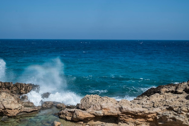 costa en ayia napa en cabo greco en chipre junto al mar con rocas