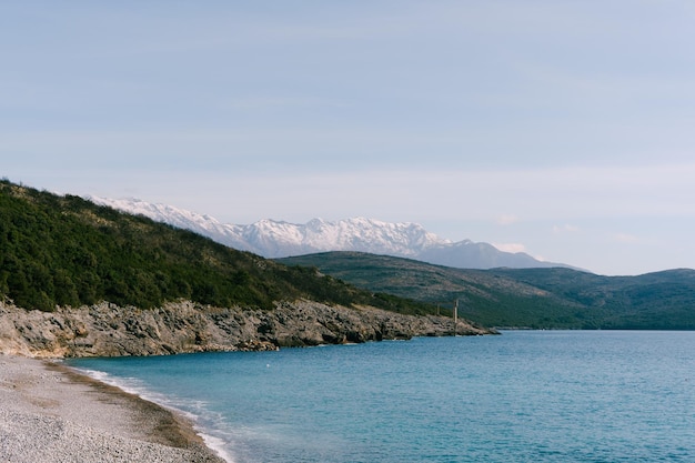 Costa de la bahía de kotor con el telón de fondo de las montañas