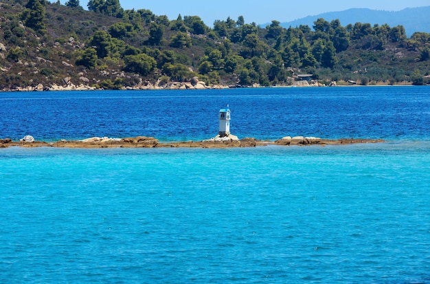 Costa y baliza del mar Egeo de verano hermoso (cerca de Lagonisi, Sithonia, Halkidiki, Grecia).