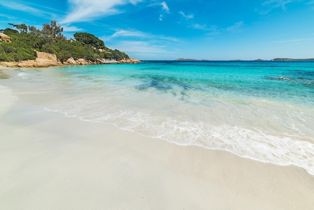 Costa branca na praia de Capriccioli na Sardenha