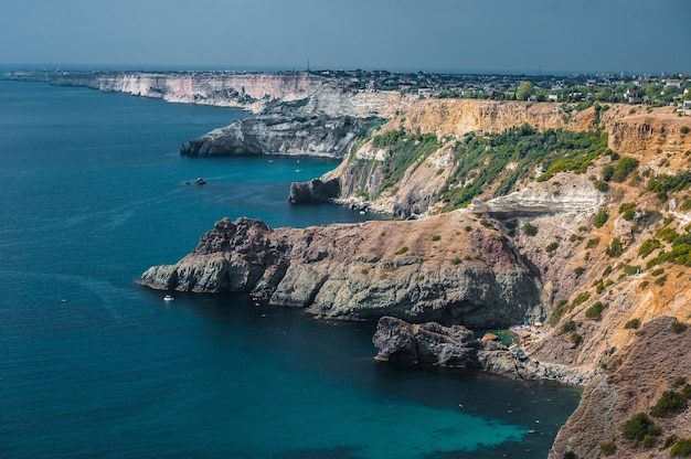 La costa del cabo Fiolent. Vista superior sobre el mar y las rocas. Crimea