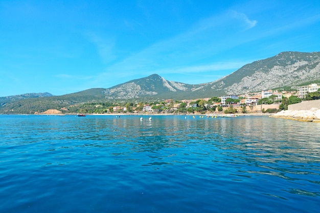 Costa de Cala Gonone en un día despejado