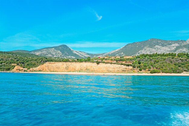 Costa de Cala Gonone en un día despejado