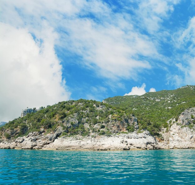 Costa de Cala Gonone vista desde el mar Rodada en Cerdeña Italia