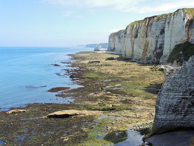 Costa del canal inglés de Etretat durante marea baja