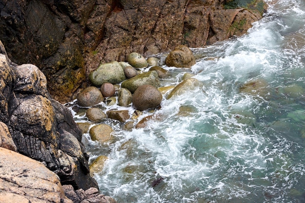 La costa, con cantos rodados de piedra. Mar de Barents, Rusia.