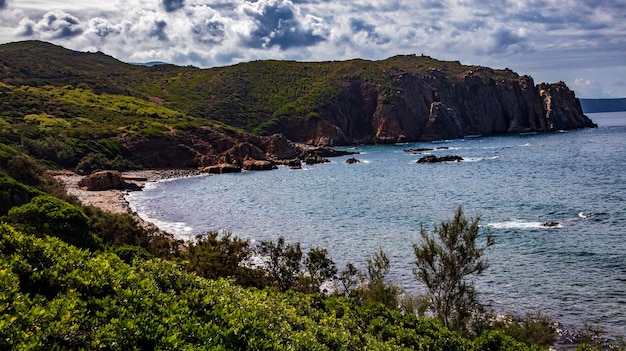 Costa de Cerdeña en la temporada de verano