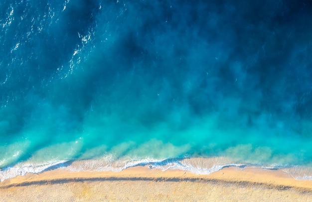 Costa com ondas como pano de fundo da vista superior fundo de água azul do drone paisagem marítima de verão do ar croácia viagens e imagens de férias