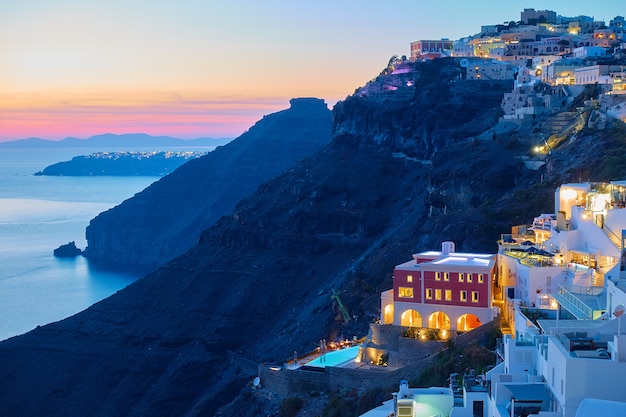 Costa da ilha de Santorini ao entardecer, Grécia