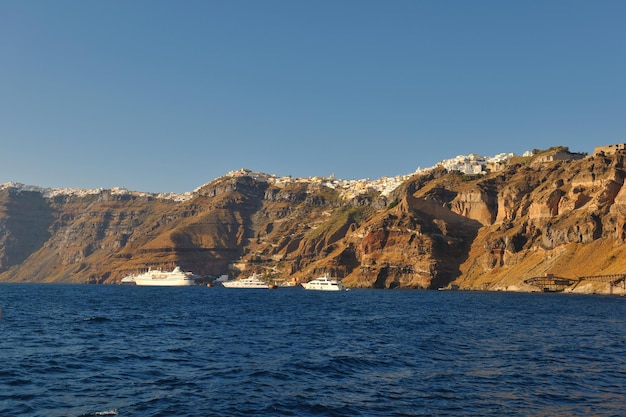 costa da ilha de santorini grécia com iate de luxo