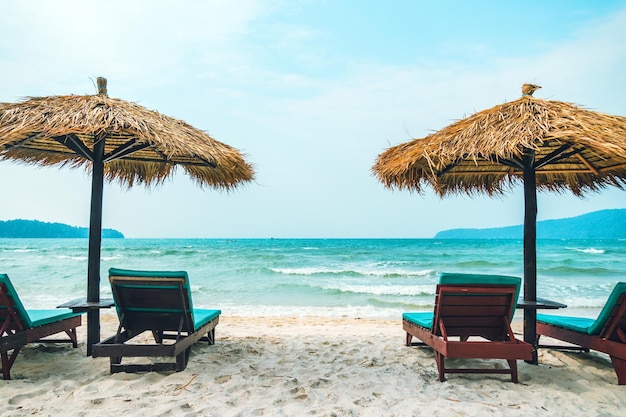 Costa da ilha koh rong samloem camboja espreguiçadeira na praia sob o guarda-sol de palha triste praia deserta sem crise de pessoas no setor de turismo causada pela pandemia de coronavírus covid 19