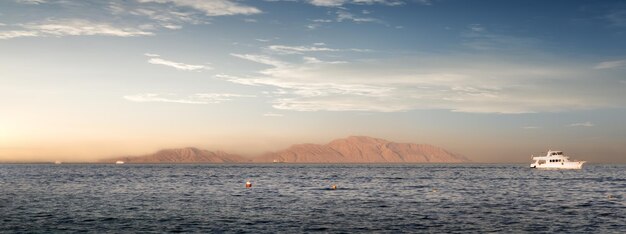 Costa da ilha tiran no mar vermelho