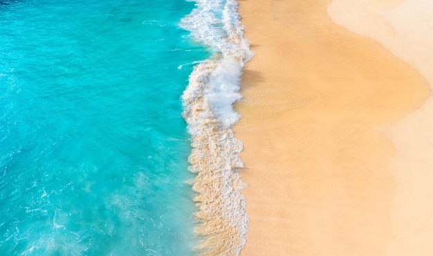 Costa da Indonésia como pano de fundo da vista superior Fundo de água azul da vista superior Paisagem marítima de verão do ar Viagem e férias