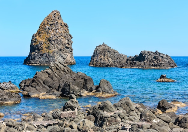 Costa da Sicília de Aci Trezza Faraglioni