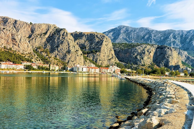 Costa dálmata del mar Adriático en Omis, Croacia