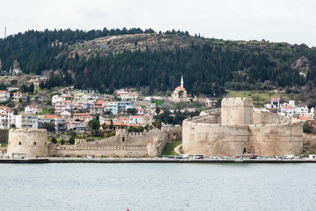 La costa de los Dardanelos con un antiguo castillo en la costa de Turquía