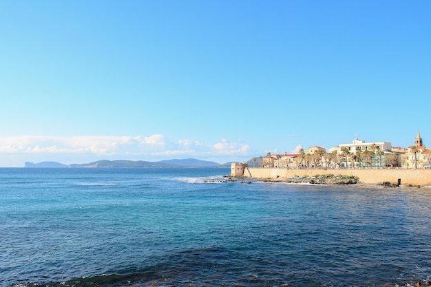 Costa de Alghero em um dia claro de primavera