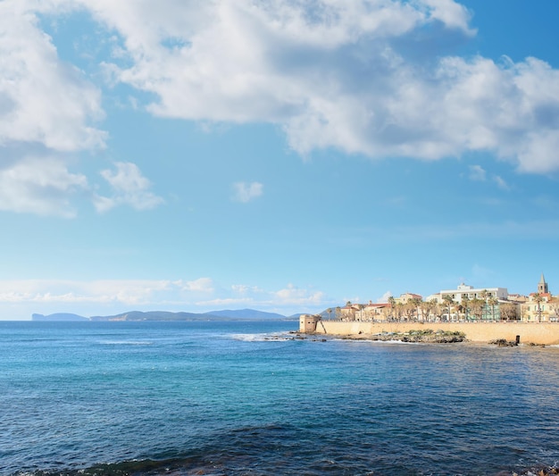 Costa de Alghero em um dia nublado de primavera