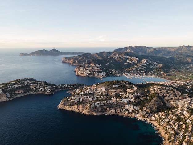 Costa de Andratx e ilha Dragonera em vista aérea de Maiorca