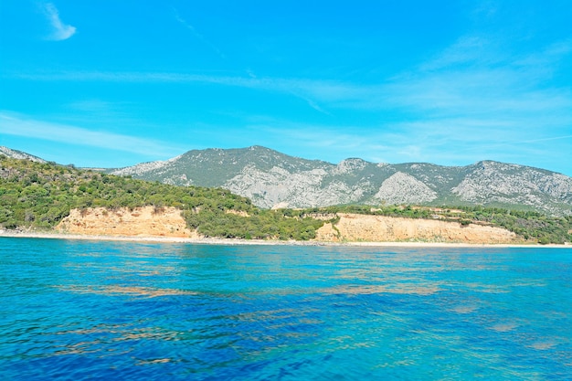 Costa de Cala Gonone em um dia claro