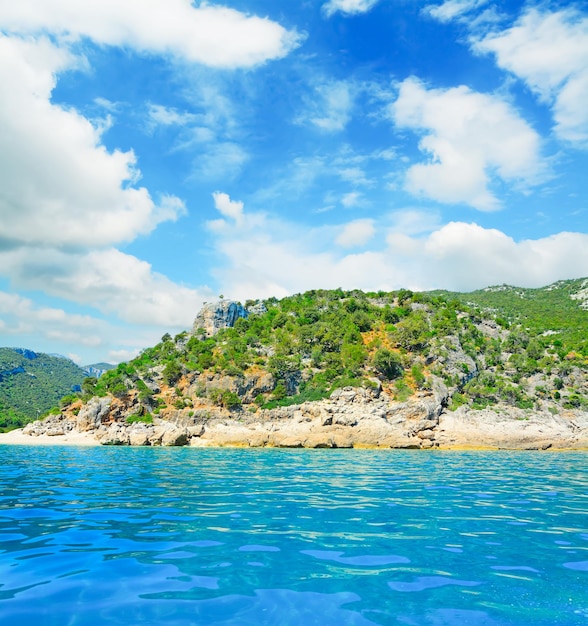 Costa de Cala Gonone em um dia nublado na Sardenha