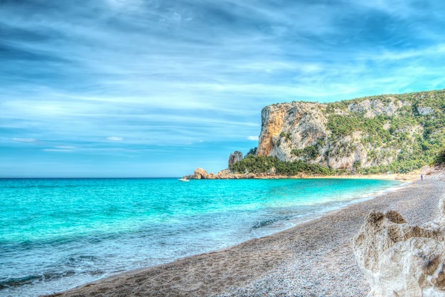 Costa de cala luna em mapeamento de tons hdr