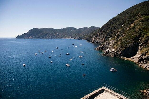 Costa de Cinque Terre com montanhas e barcos