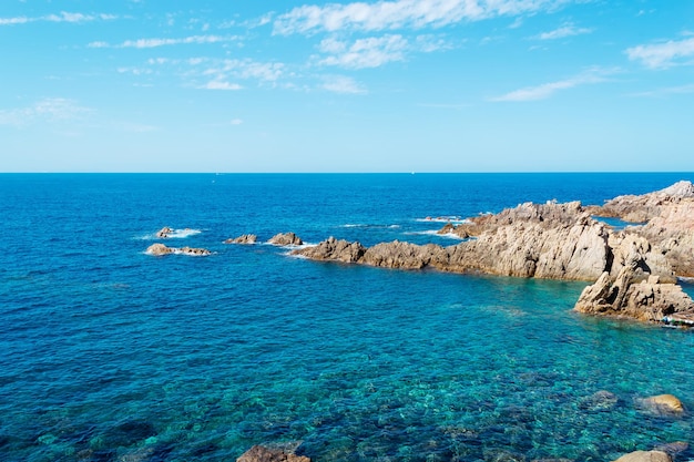 Costa de Costa Paradiso em um dia claro