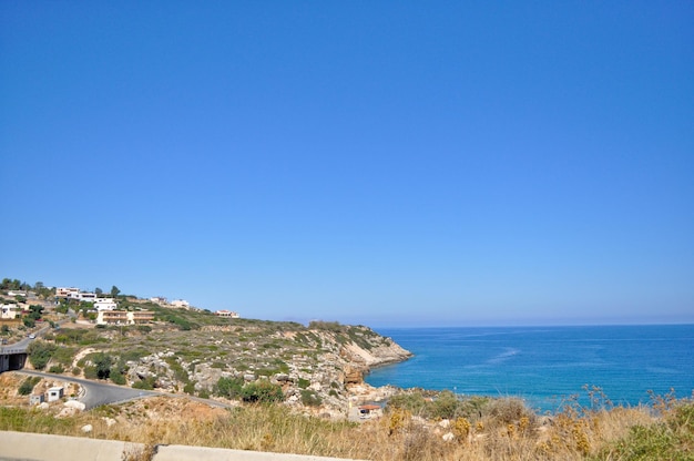 Costa de paisagem de verão do mar da ilha grega