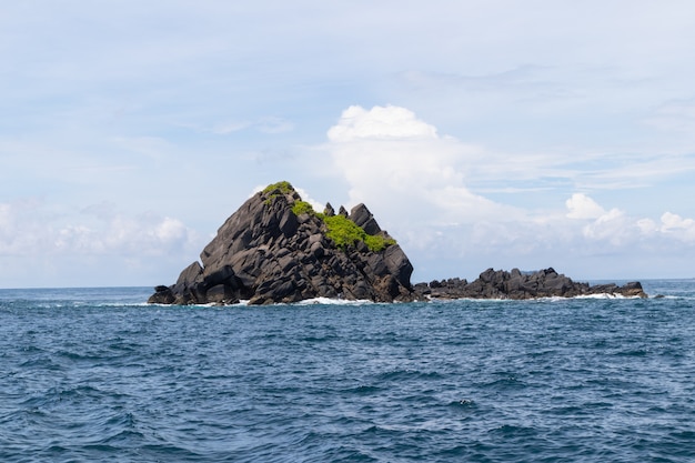 Costa de pedra da montanha e vista para o mar no iate de cruzeiro em Phuket, Tailândia