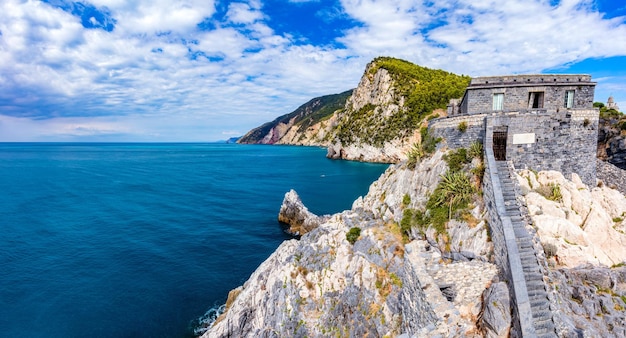 Costa de Porto Venere com Gruta de Byron e castelo de Doria na Itália Vista do mar