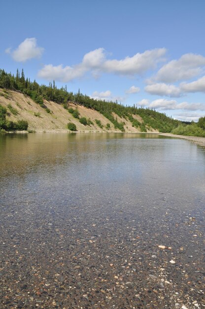 Costa de seixos ao norte do rio Ural