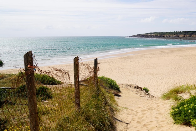 Costa de Talmont do mar francês de acesso à areia com o oceano de praia ensolarado do atlântico vendee no dia de verão