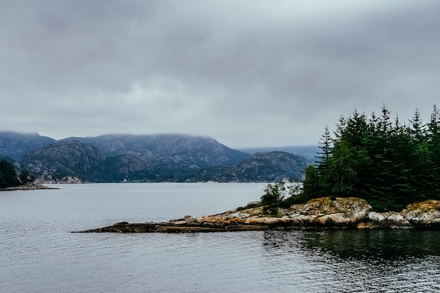 Costa de um lago norueguês