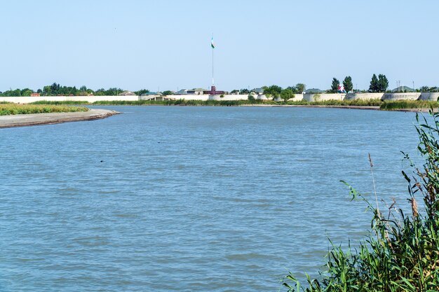 Foto costa de um rio largo e plano