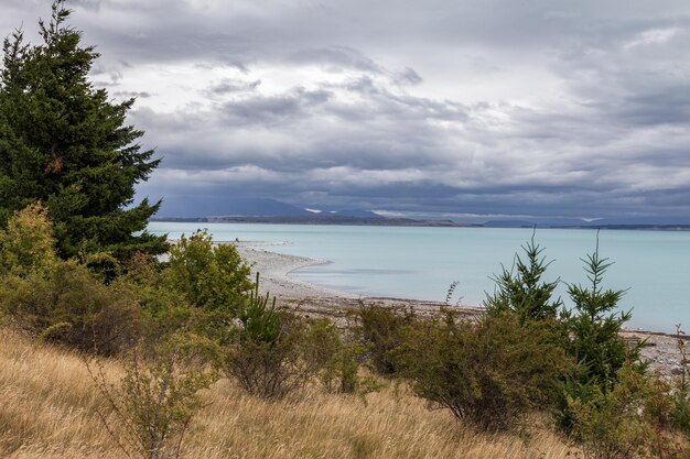 Costa desierta cerca de Benmore en Nueva Zelanda