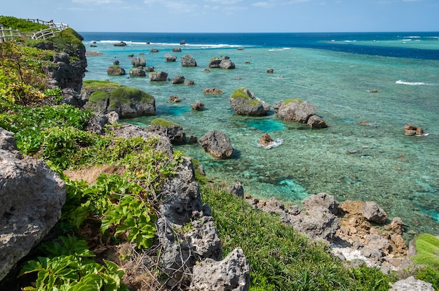 Costa deslumbrante cheia de rochas, pequenas piscinas verde-esmeralda ao longo da costa