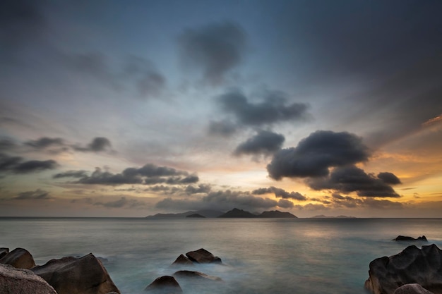 Costa de La Digue Atardecer Seychelles