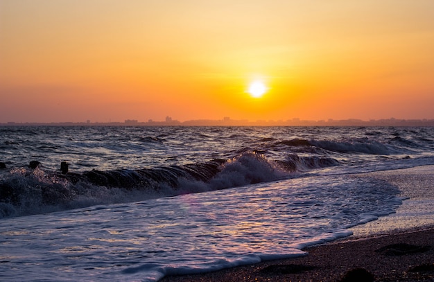 Costa do mar ao pôr do sol. ondas do mar.